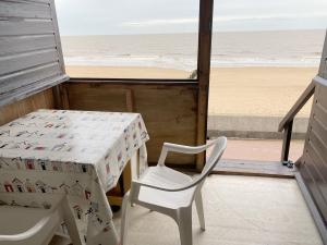 photo 4 of Beach hut 432 High Wall for hire Frinton-on-Sea