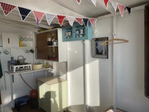 photo 1 of Beach hut 88 The Wailings for hire Frinton-on-Sea